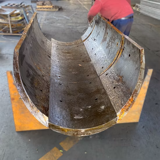Rivestimento antiusura in acciaio Q235 rinforzato con gomma ceramica Zta ad alto impatto per diapositive